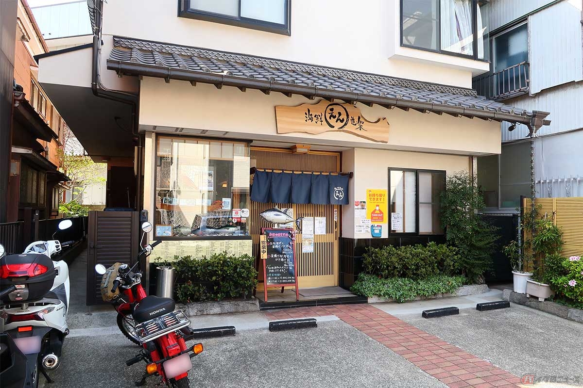 京急「横須賀中央駅」からバイクで約5分。三崎街道の脇道に少し入った場所にある「海鮮道楽 えん」。駐車場のスペースは車2台分