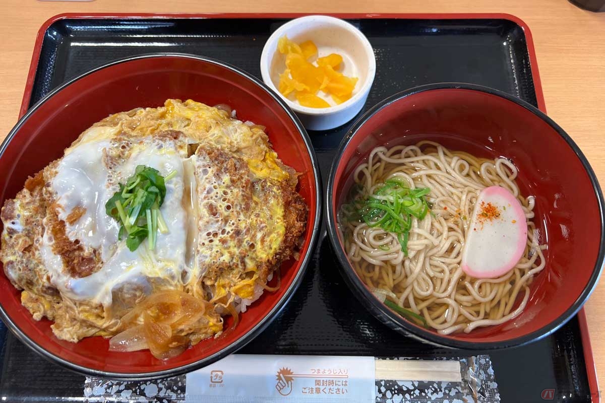 「ヤマトポーク カツ丼そばセット」(1150円)は、ふわトロの卵でとじられたヤマトポークのカツが魅力。しっとりとジューシーな豚肉、脂のしつこさもなく食べやすい