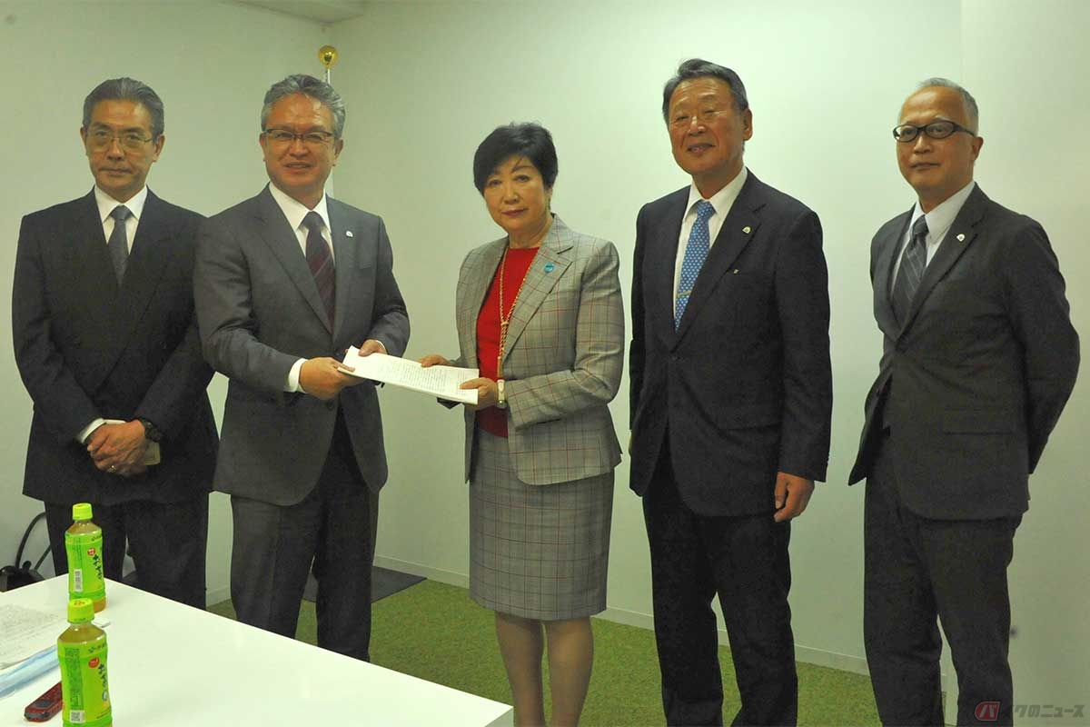 東京都オートバイ協同組合からの要望書を受け取る小池都知事