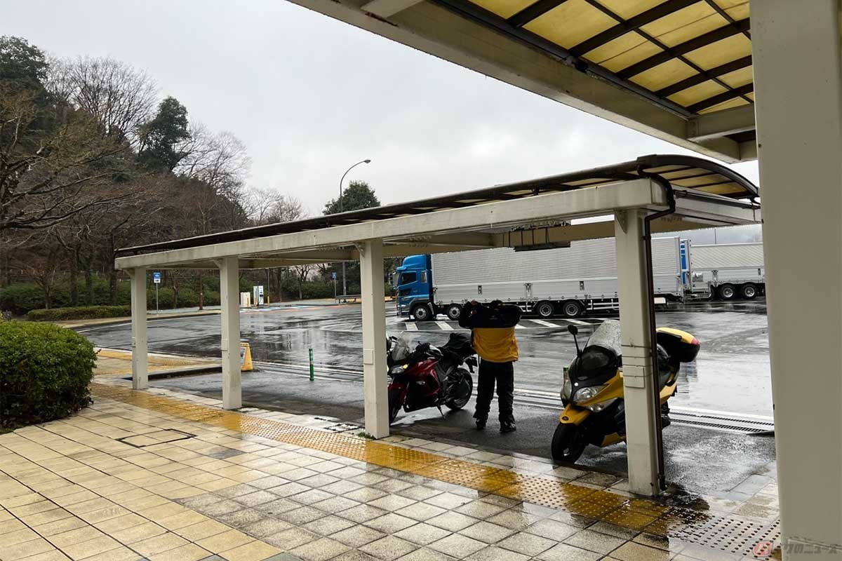山に囲まれた「鮎沢PA」は、暑い季節でもヒンヤリとした空気が心地良い。2輪車専用の駐車スペースも広めに確保されている