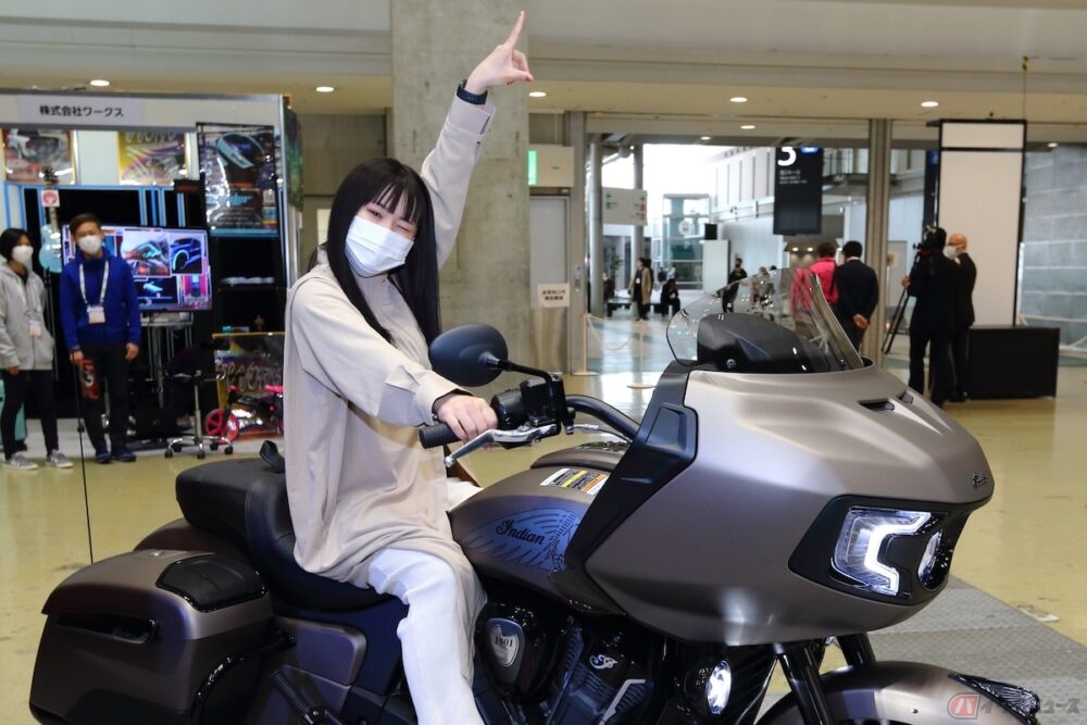 東京モーターサイクルショーの会場で気になる大型バイクをチェックするよ