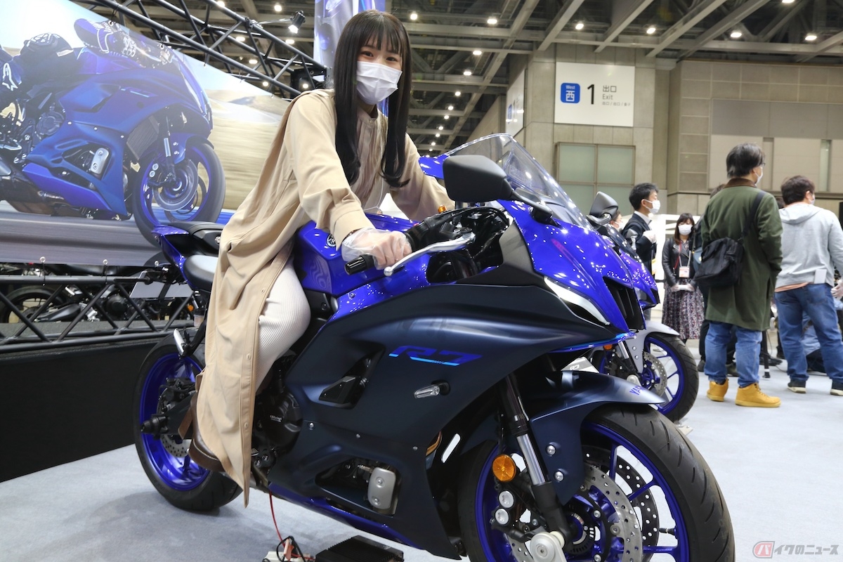 一番に跨ってみたのは妖艶なんだけど品があって美しい「YZF-R7」