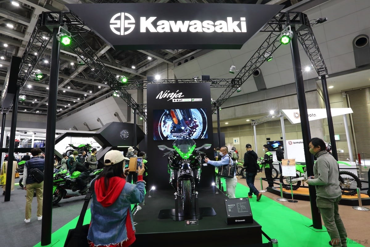 カワサキブースの入り口には「H2 SX」が展示されています