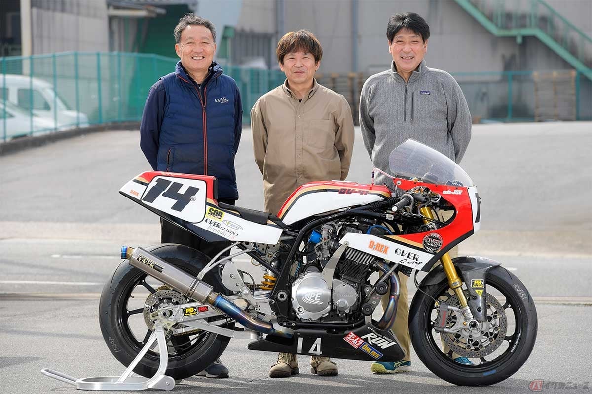 「OV-41」の後ろに並ぶ3人は、左から、車両製作を担当したOVERレーシングの佐藤健正さん、ライダーを務めるD;REXの豊田浩史さん、発起人の寺嶋浩司さん