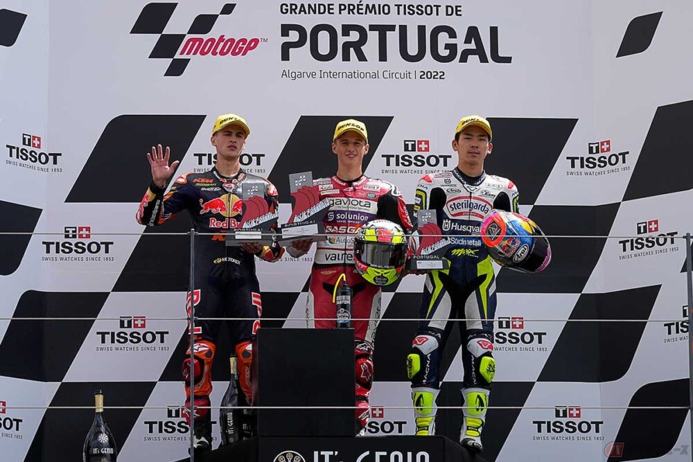 ポルトガルGPのMoto3クラスで優勝したセルジオ・ガルシア選手（ガスガス／中央）、2位のジャウメ・マシア選手（KTM／左）、3位の佐々木歩夢選手（ハスクバーナ／右）