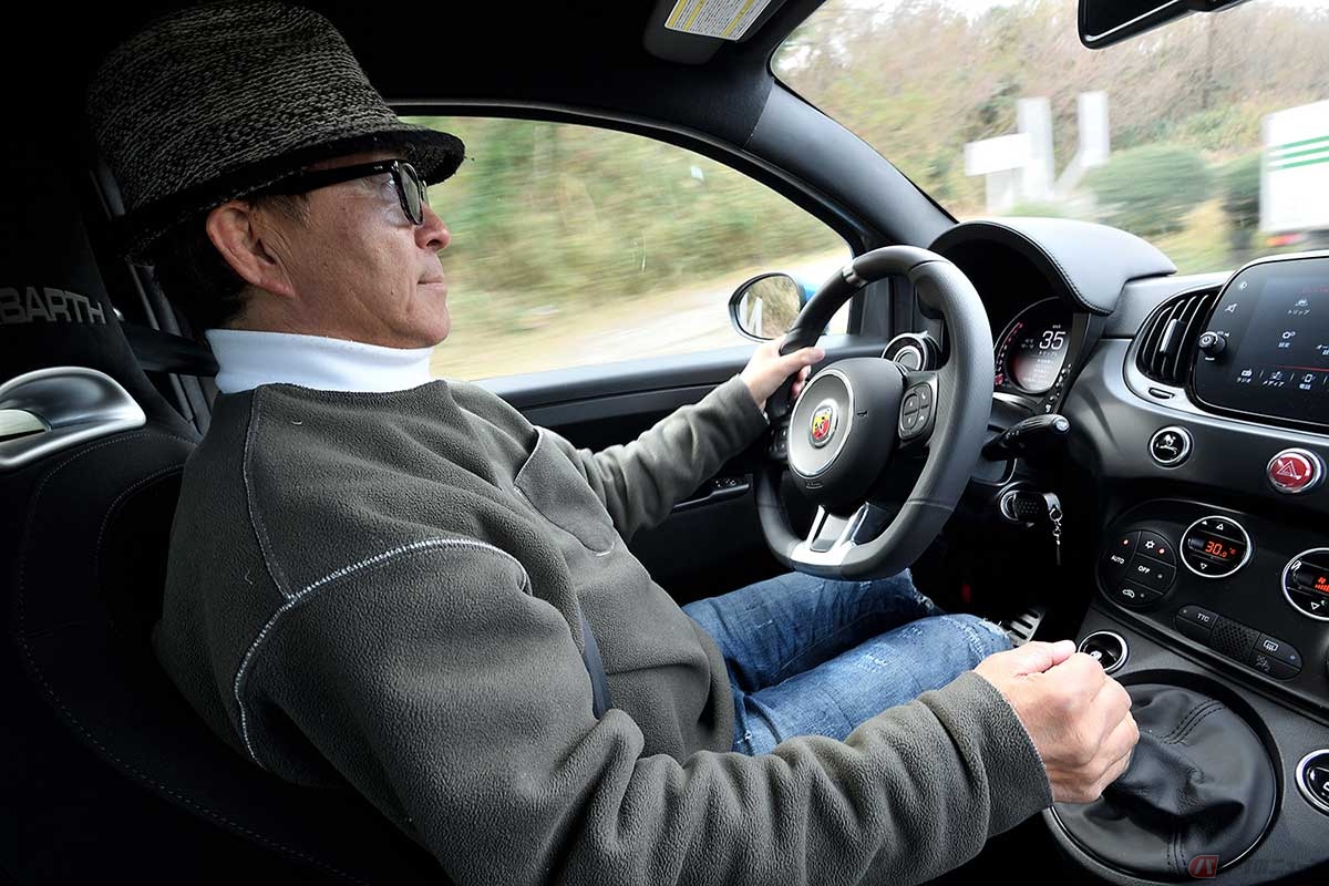 本国同様、左ハンドル仕様の輸入車を走らせる筆者(木下隆之)