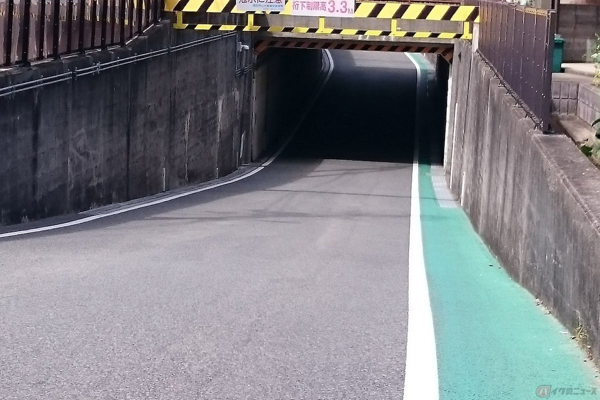 赤・青・緑の3色は使用されることの多い基本的なカラー舗装といえる