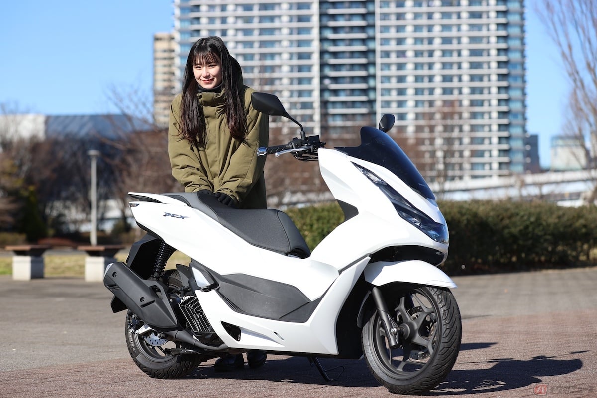 ホンダ「PCX 125」の車両重量は133kg、平均体重の男性が乗った場合の総重量は195.7kg、平均体重の女性が乗った場合は183.8kg