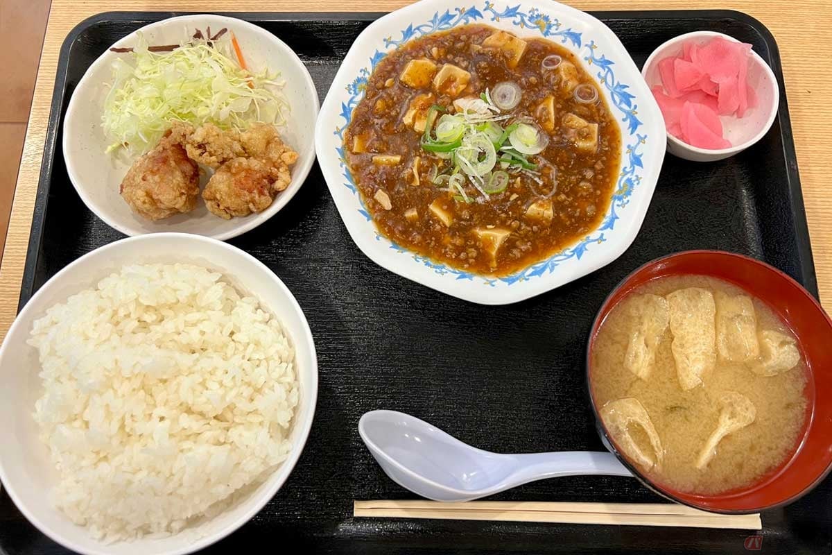 東名高速「鮎沢PA」(上り)でオーダーした「マーボー定食」(850円)は、香辛料の刺激は少なく甘口の味。それが疲れた体にはちょうど良く感じる。小皿の唐揚げや油揚げの入ったみそ汁、そして大盛りのご飯でもう満腹