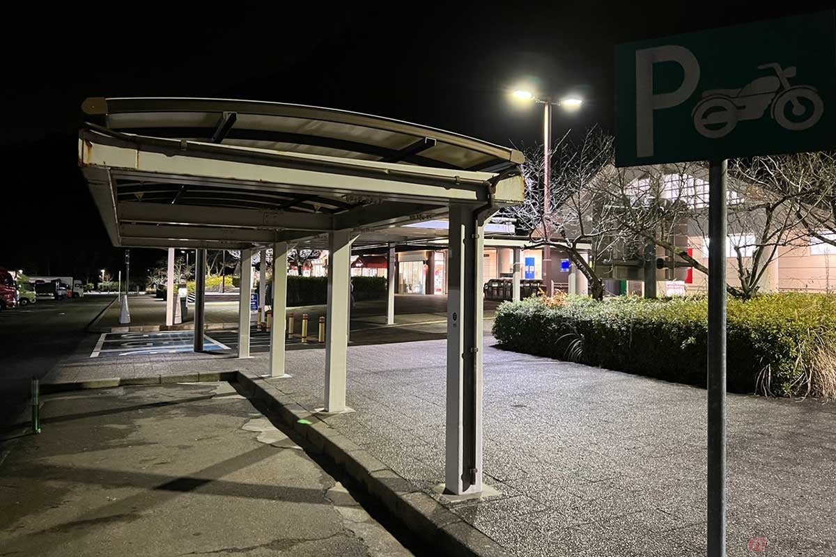 屋根付きの2輪車専用スペースも確保されている