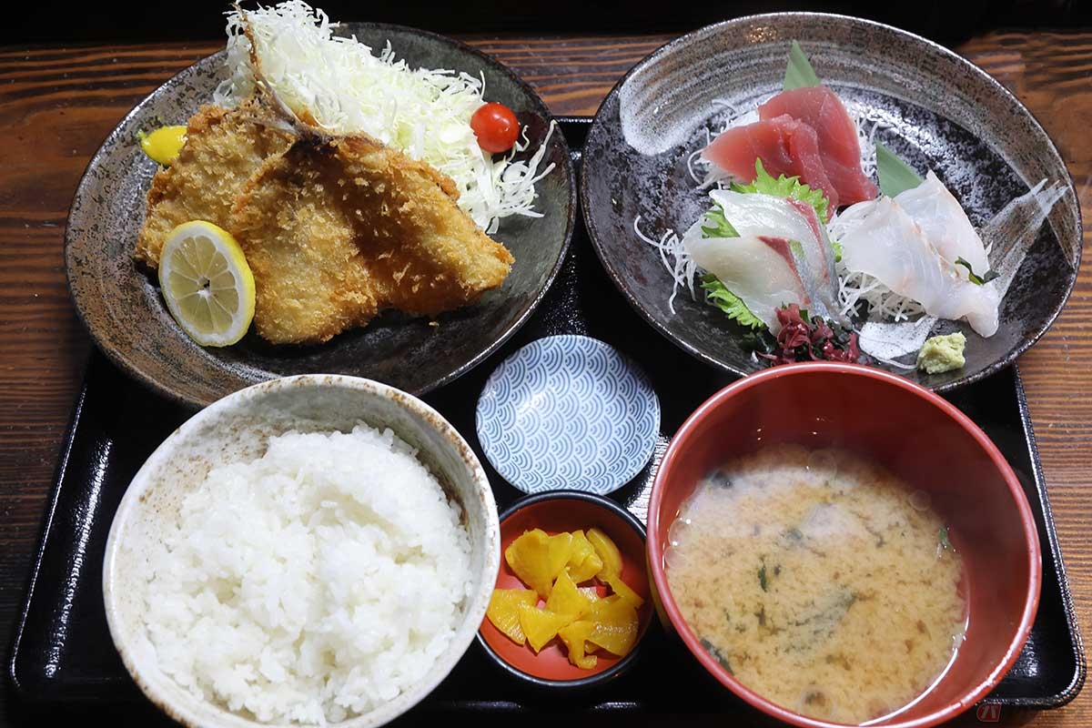 「田舎レストランじんべえ」の「アジフライとちょい刺し定食」はアジフライが2枚、ちょい刺し、ご飯とみそ汁、漬物という布陣で味もボリュームも大満足