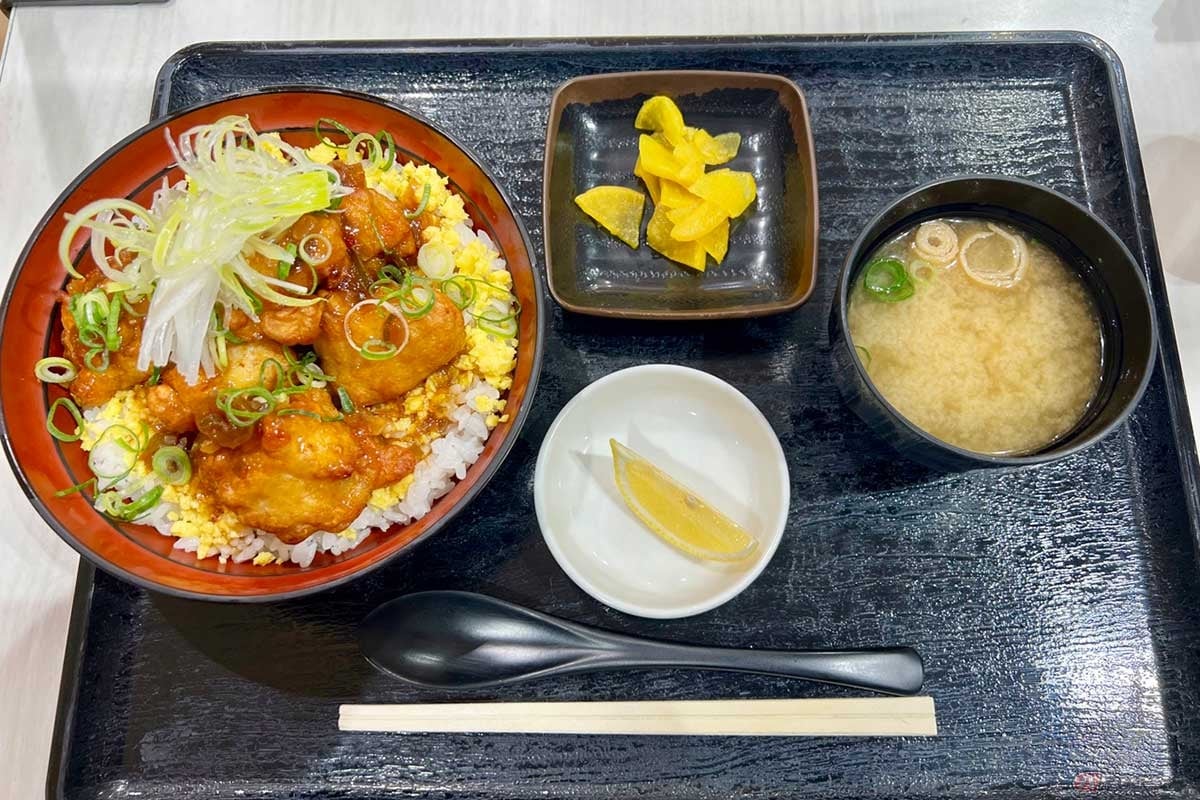 東名高速「牧之原SA」(上り)の「鶏の盛り上げ丼」(980円)は、味の良さもさることながら、盛り付けや彩りが良く満足できるものだった