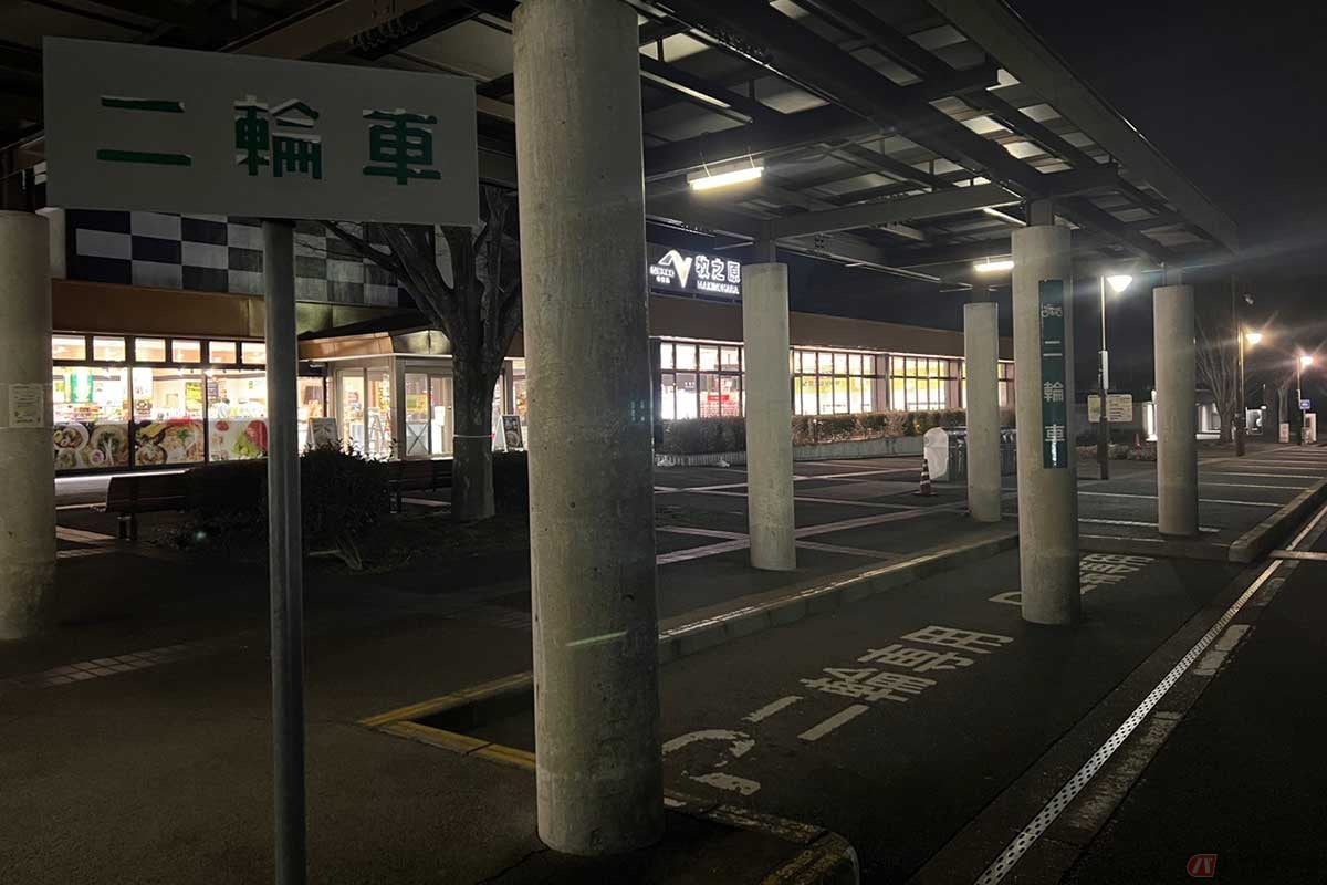 屋根付きで2輪専用の駐車スペースも確保されていた