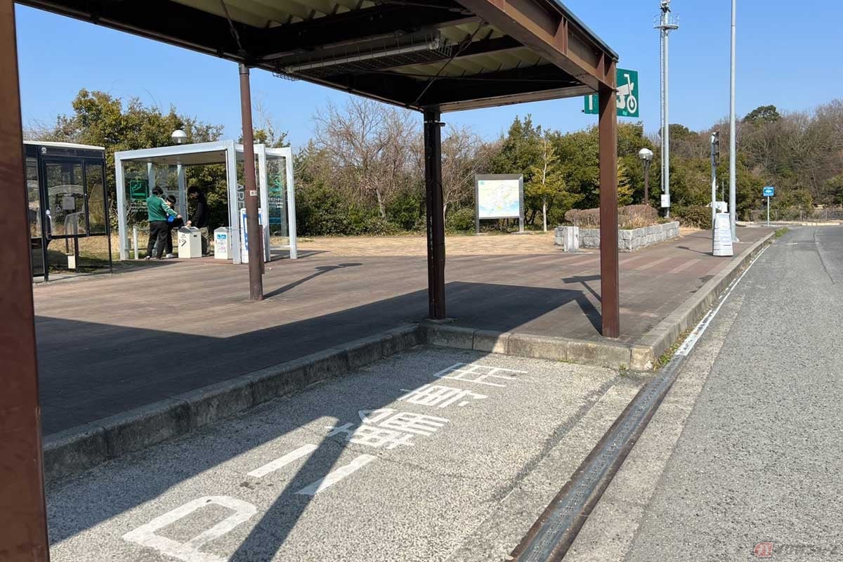 2輪専用の駐車スペースには屋根が設けられている