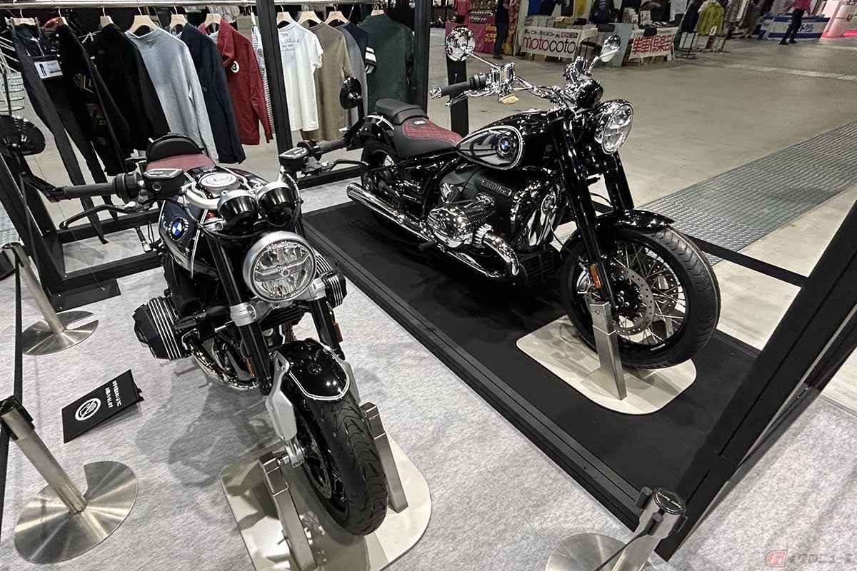 BMW Motorradの創立100周年記念限定車「R18 100Years」(右)と「R nineT 100Years」