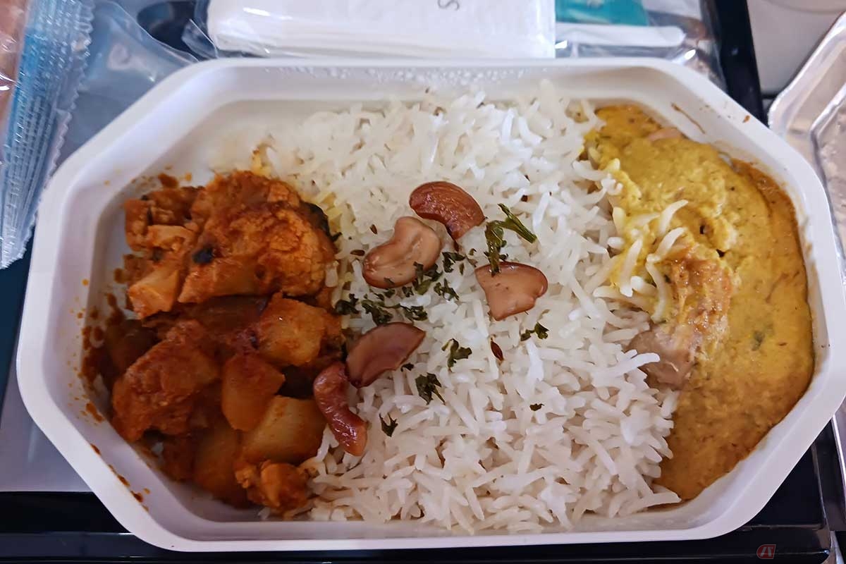 筆者はチキンを選択。ポテトのカレーとチキンカレーと思われるものにライス、豆とサーモンの副菜。パンがついていた