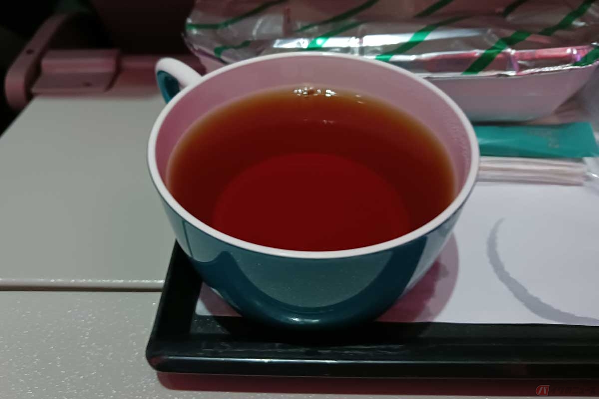 スリランカ航空では、食後にコーヒーまたは「セイロンティー」がサーブされていた。もちろん「紅茶の国」スリランカ（旧国名：セイロン国）なのでセイロンティーをいただいた