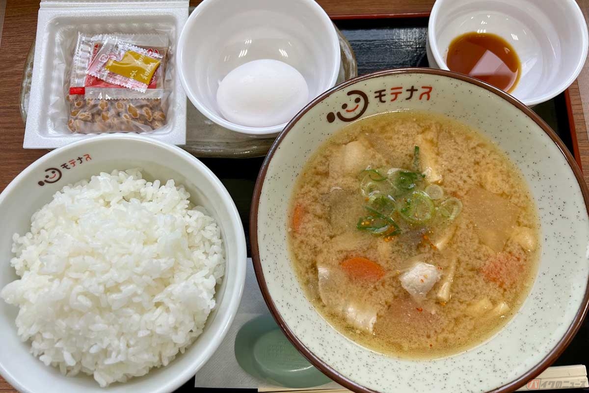 山陽道「福石PA」（下り）でチョイスした「豚汁朝定食（納豆付）」（500円）は、具沢山の豚汁を筆頭に、納豆、生卵という安定感抜群の布陣。ボリュームたっぷりで1日の始まりにうってつけだった