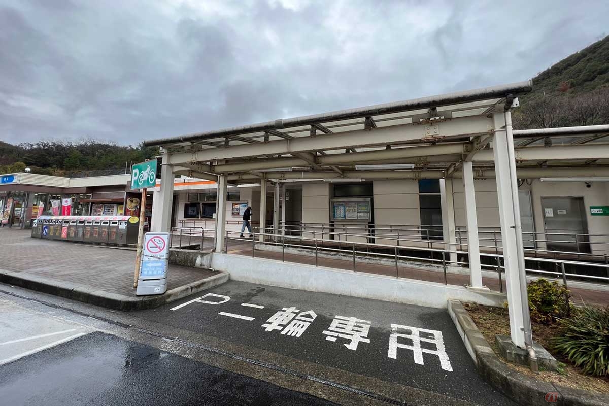 2輪専用の駐車スペースは屋根付きだった。これもありがたい