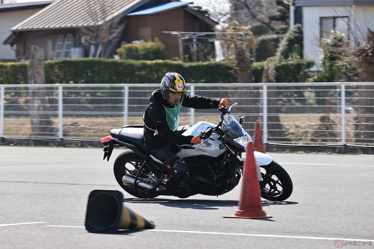 自分流の走り方をインストラクターのアドバイスによって、より安全なライディングへと変える