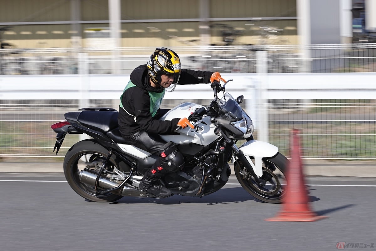 公道走行を想定すれば旋回時は小さく回るほうが安全である