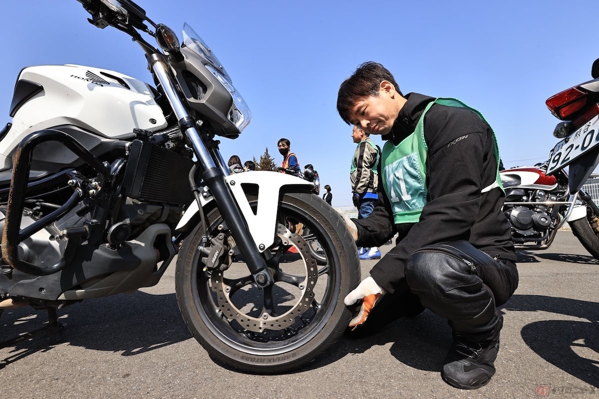 運転技術だけでなく、乗車前点検「ブタと燃料」(ブ=ブレーキ、タ=タイヤ、と=灯火類)からスタートする