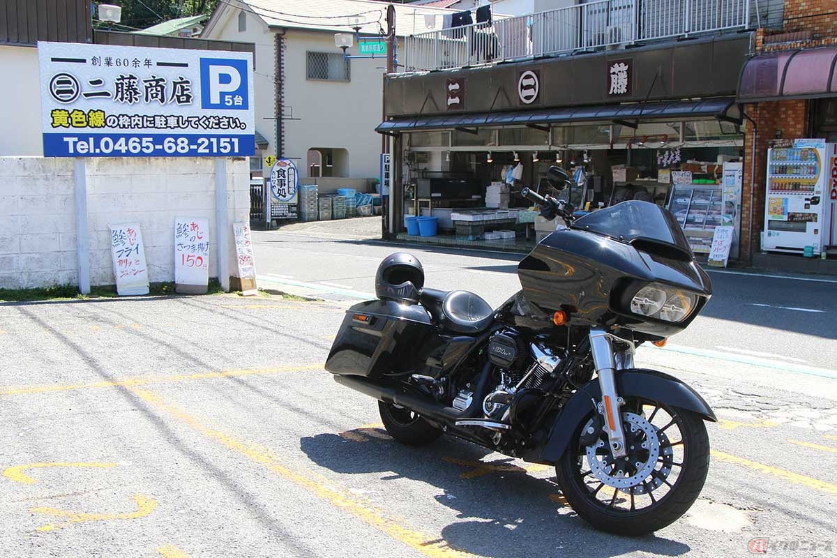 JR東海道線「真鶴駅」前の魚屋「二藤商店」は創業60年の歴史ある店。向かい側に駐車場があるのでバイクも安心して停められる