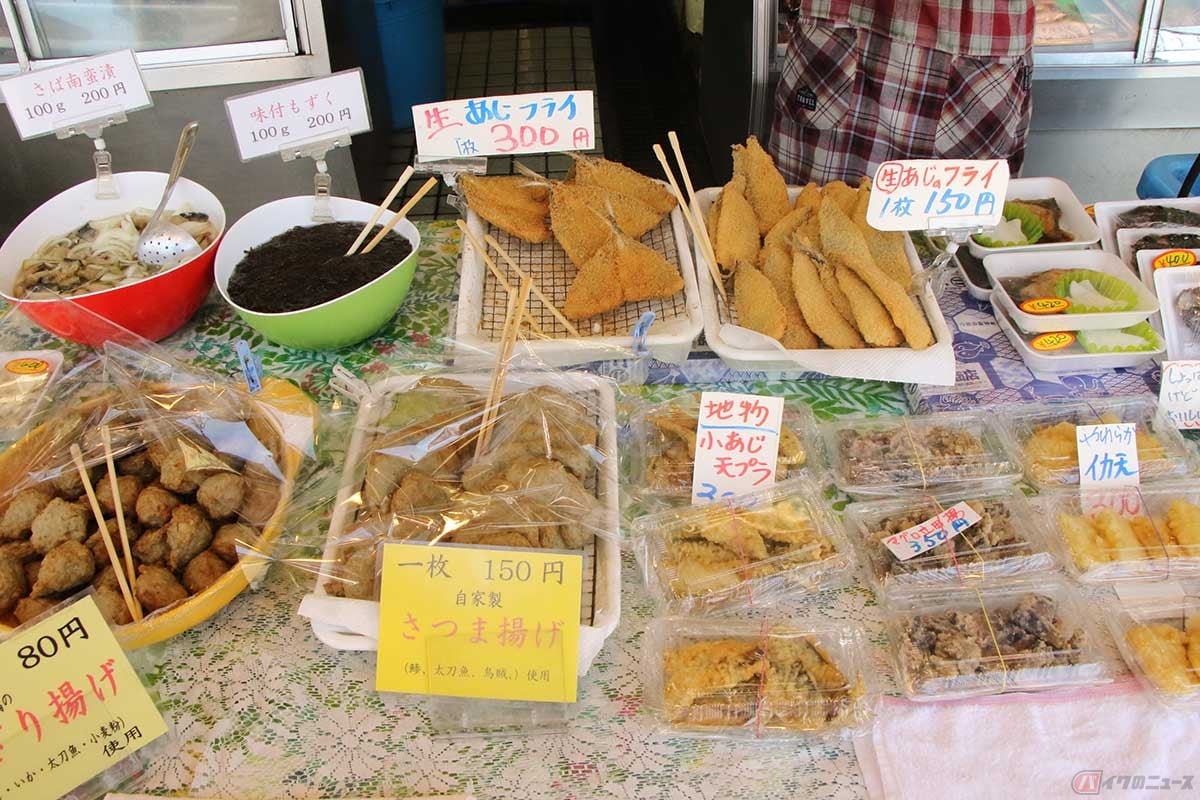 店先には所狭しと刺身や惣菜が並んでいて、どれも美味しそう。そしてセンターには黄金色に輝く「生あじフライ」が!