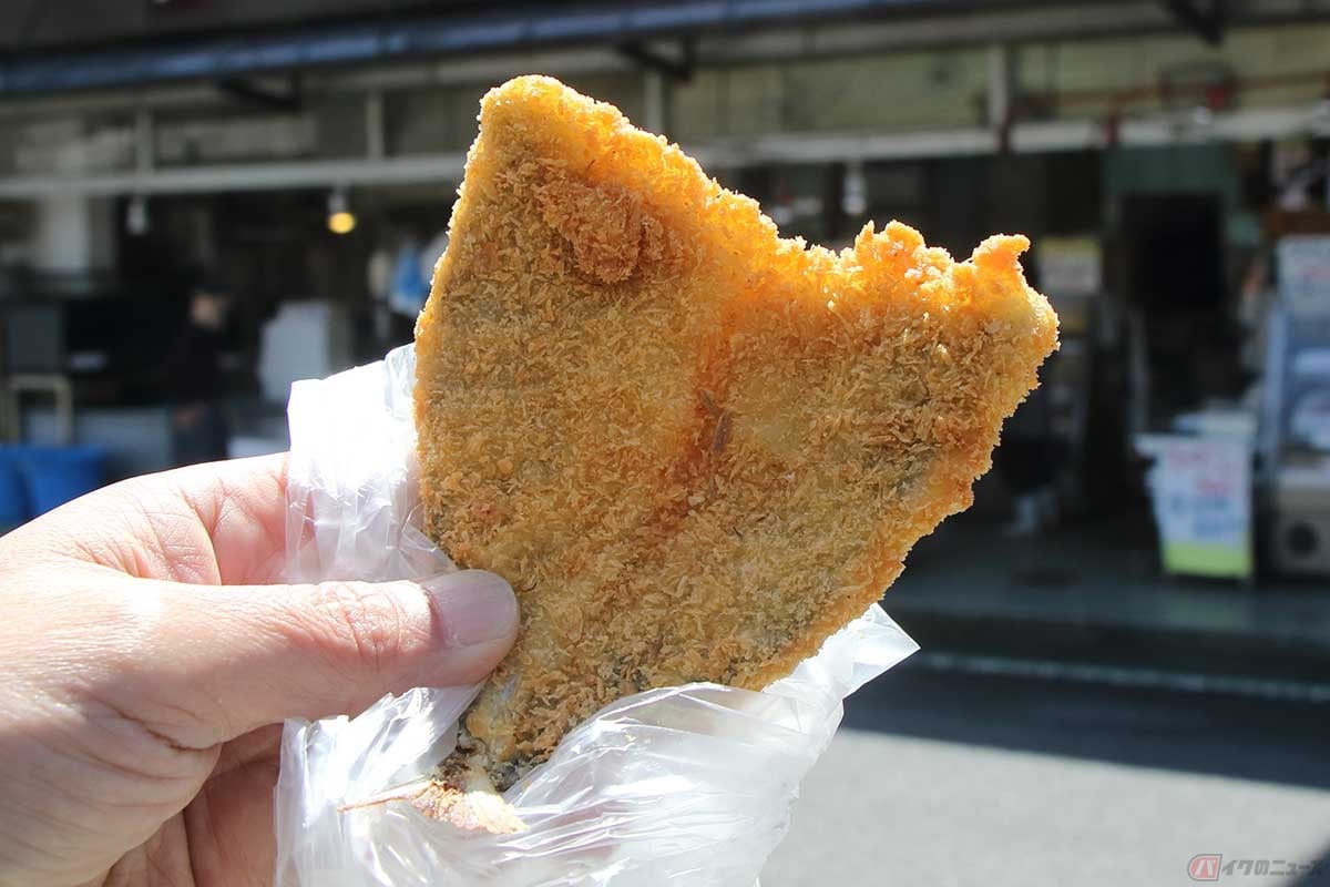 「二藤商店」の「生あじフライ」。この日は大きめとのこと。揚げたてではないのにサクサク!