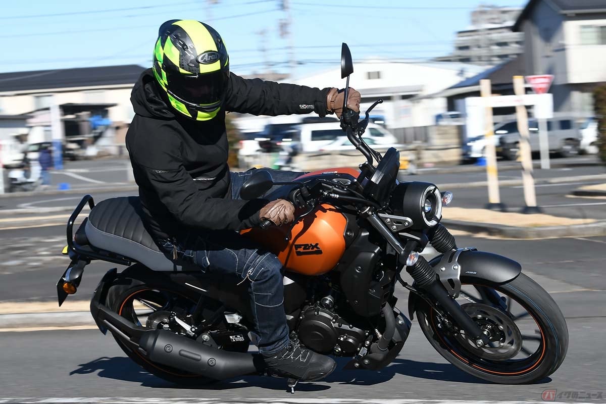 ヤマハ「FZ-X」に乗る筆者(青木タカオ)