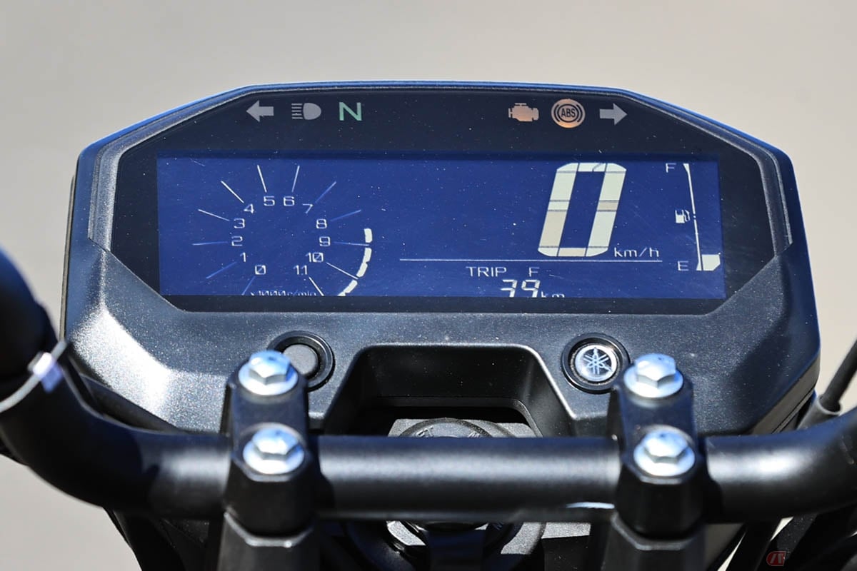 ヤマハ「FZ-X」のメーター。車両とスマートフォンをペアリングする「Y-Connect」も搭載されています