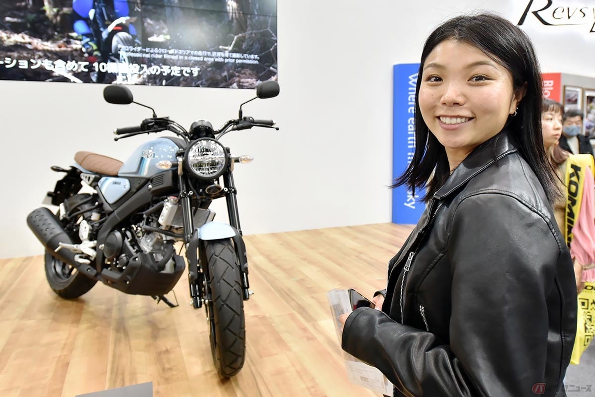 東京モーターサイクルショーを堪能する岸田彩美さん