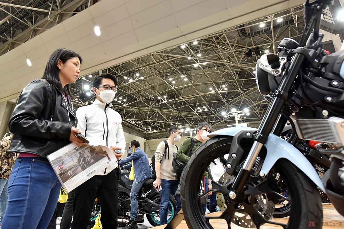 日本へ導入されるヤマハ「XSR125」について説明を受ける岸田彩美さん