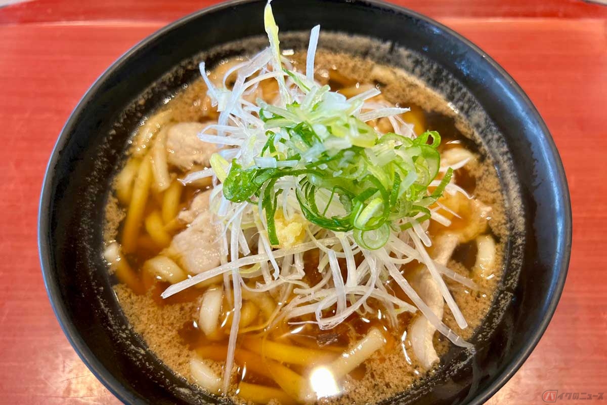 圏央道「厚木PA」（外回り）の「国産豚の肉うどん」（850円）は、とても上質な味で満足できるレベル。生姜や刻みねぎが加わり、爽やかさも感じる