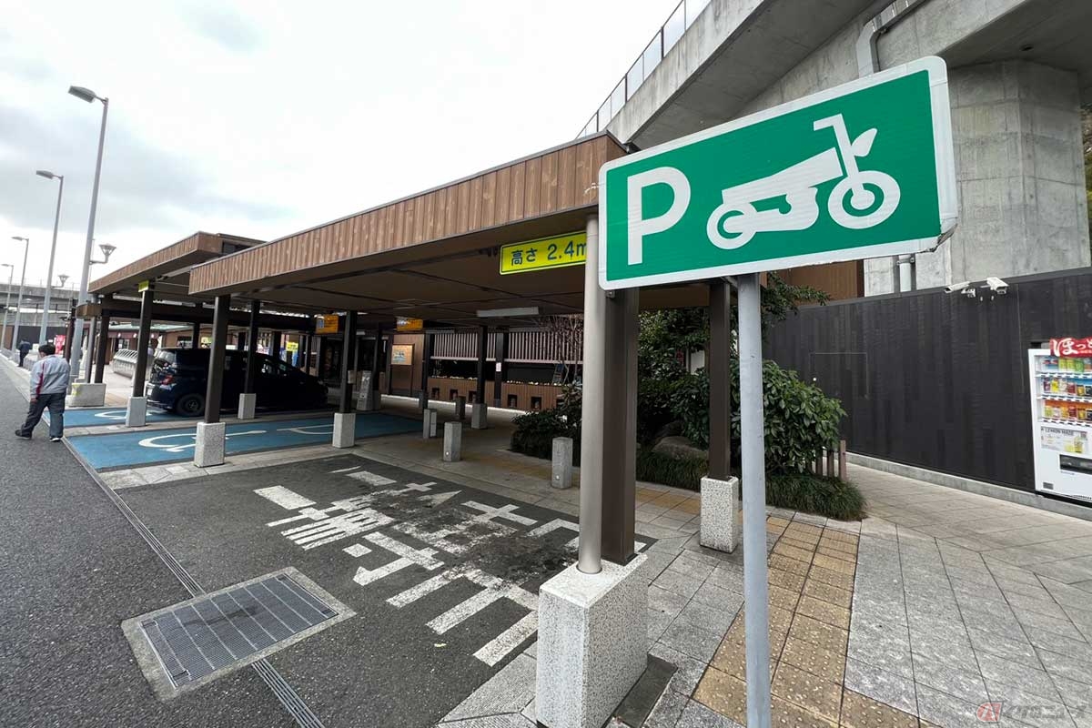 2輪専用の駐車スペースには屋根も設置されている