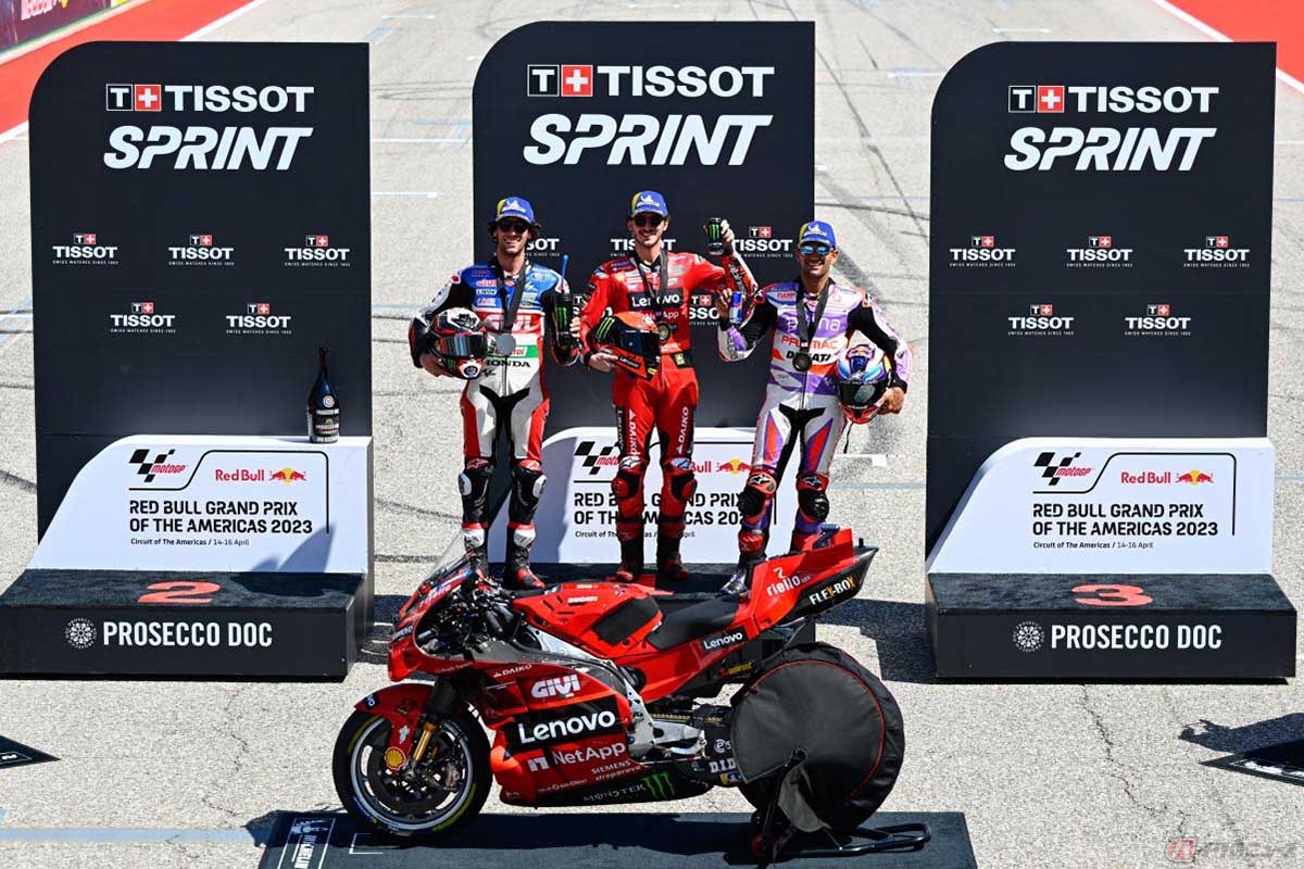 MotoGP第3戦アメリカズGPスプリントレースで表彰台を獲得したフランセスコ・バニャイア選手(ドゥカティ・レノボ・チーム)、アレックス・リンス選手(LCRホンダ・カストロール)、ホルヘ・マルティン選手(プリマ・プラマック・レーシング)