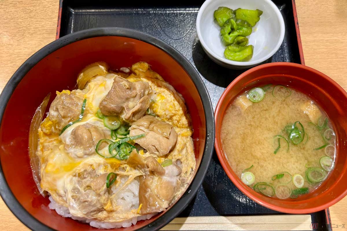 舞鶴若狭道「西紀SA」の「丹波黒どりの親子丼」(950円)は、京都府・兵庫県で生産される「地鶏 丹波黒どり」をふんだんに使用した親子丼。味の良さもさることながら、鶏肉の量も多く「高級親子丼」らしい存在感を放つ