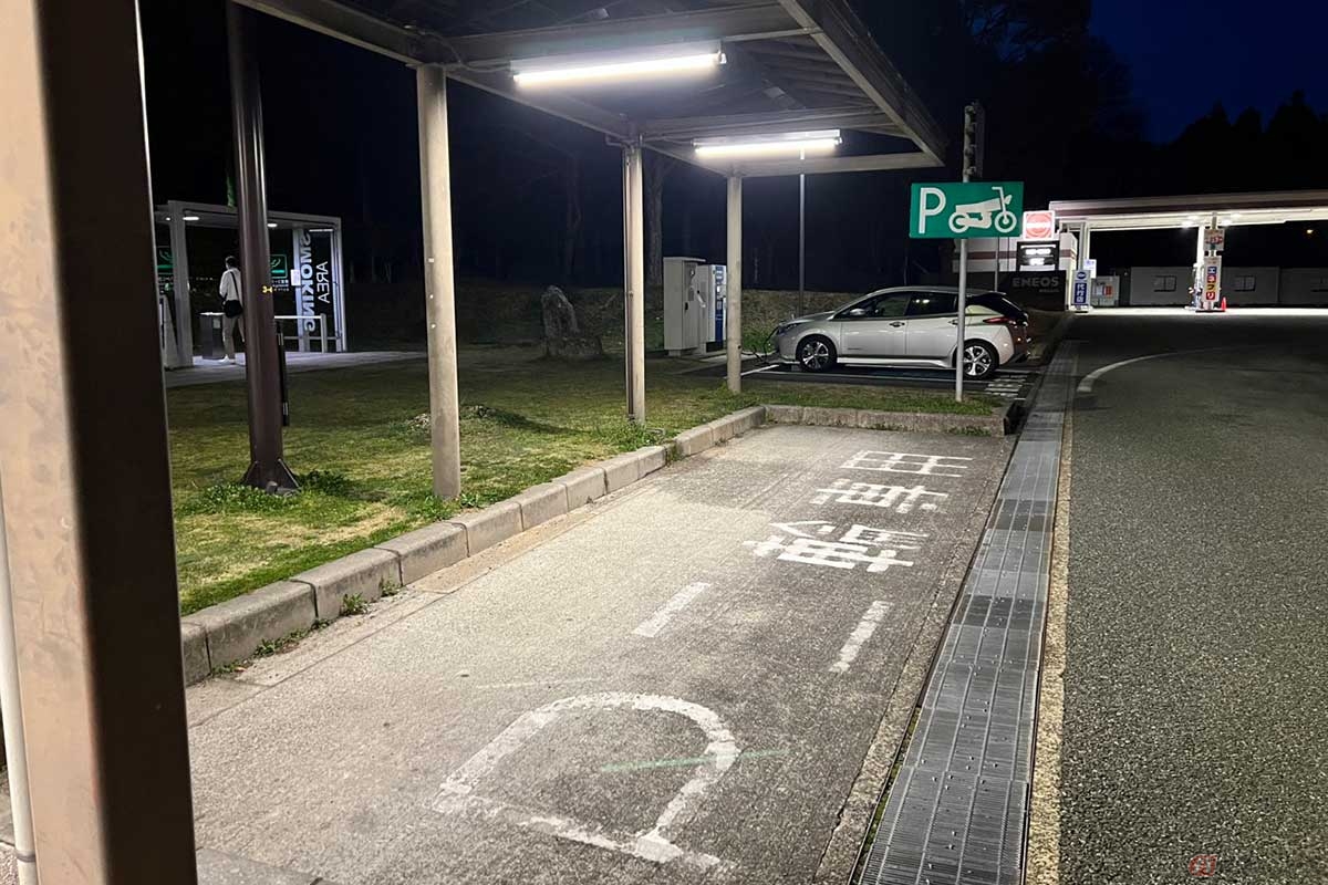 2輪専用の駐車スペースは屋根付きでかなり広い