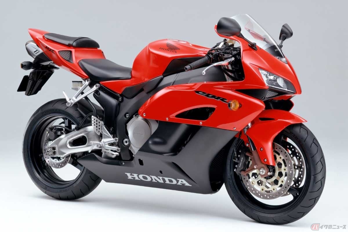 ホンダ「CBR1000RR」(2004年)車両重量:210kg/乾燥重量:181kg