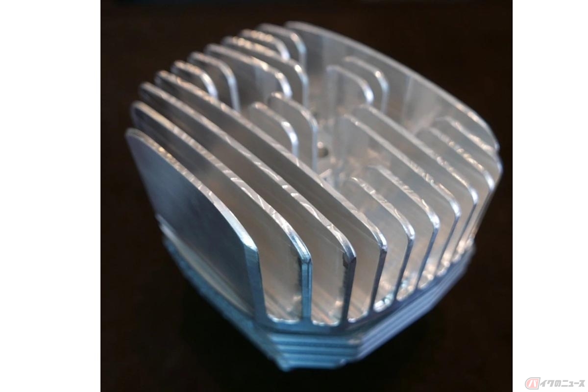 井上ボーリング製のカワサキ「500SSマッハIII」削り出しシリンダーヘッド