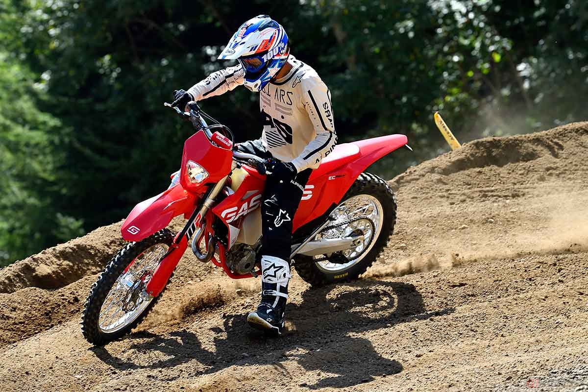 GASGASのエンデューロモデル「EC250F」(2023年型)に試乗する筆者(青木タカオ)