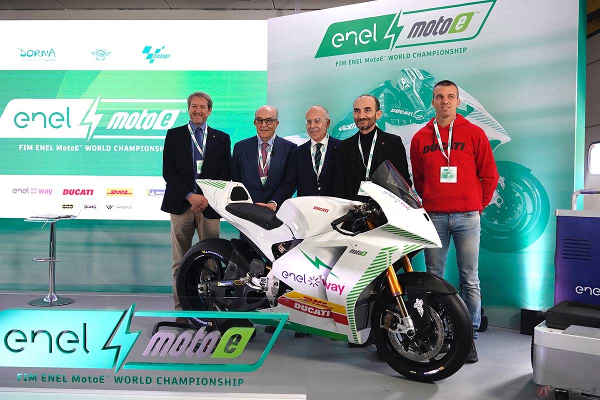 2023年3月17日、イタリアのヴァッレルンガでMotoEの発表会が行なわれた。写真左から2人目がカルメロ・エスペレータ氏