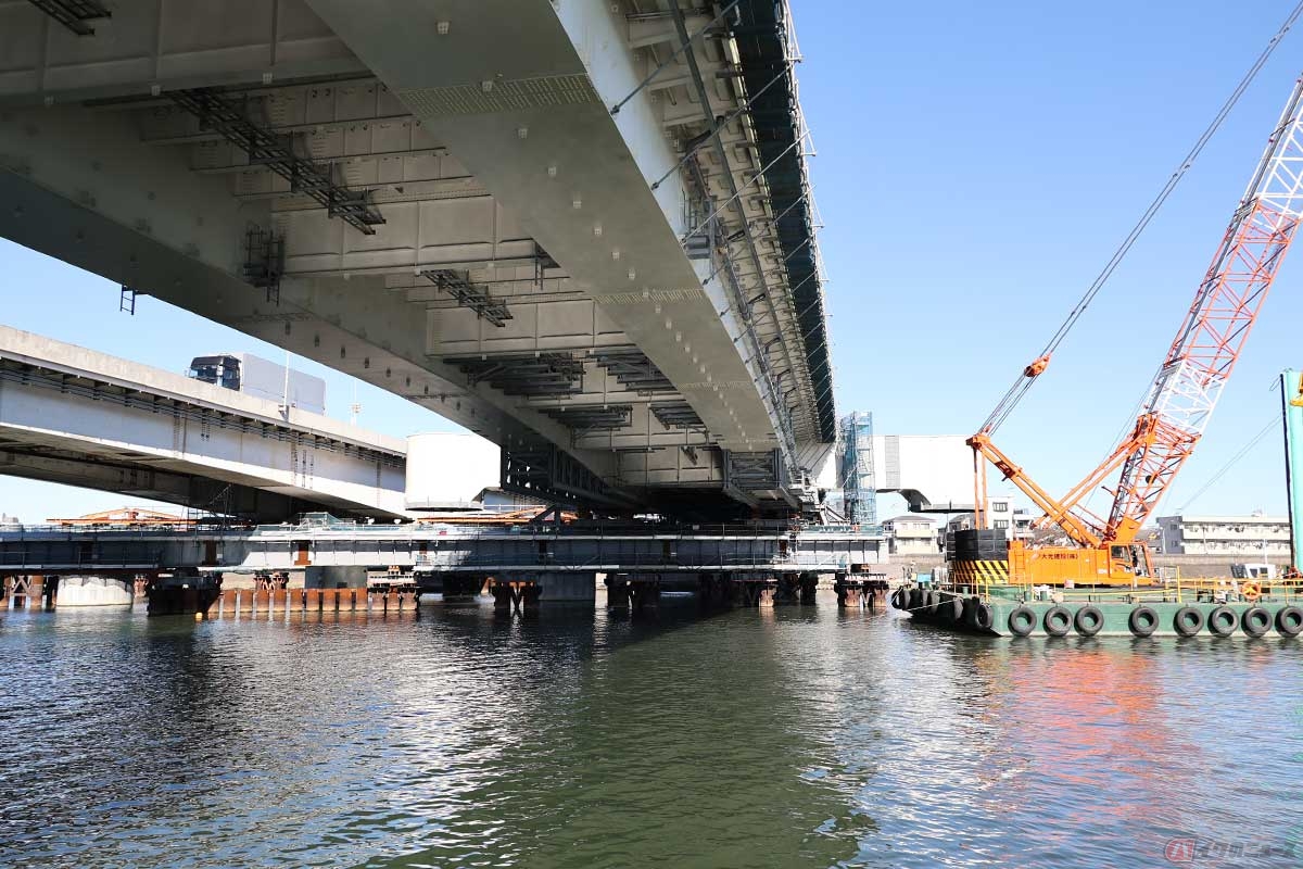 既設橋（左）の下流側で寄り添うように組み立てられた新設橋。架け替えの時を待つ（2022年11月16日撮影）