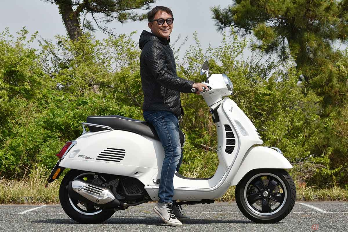 ベスパ「GTS SUPER 150」にまたがる筆者（木下隆之）