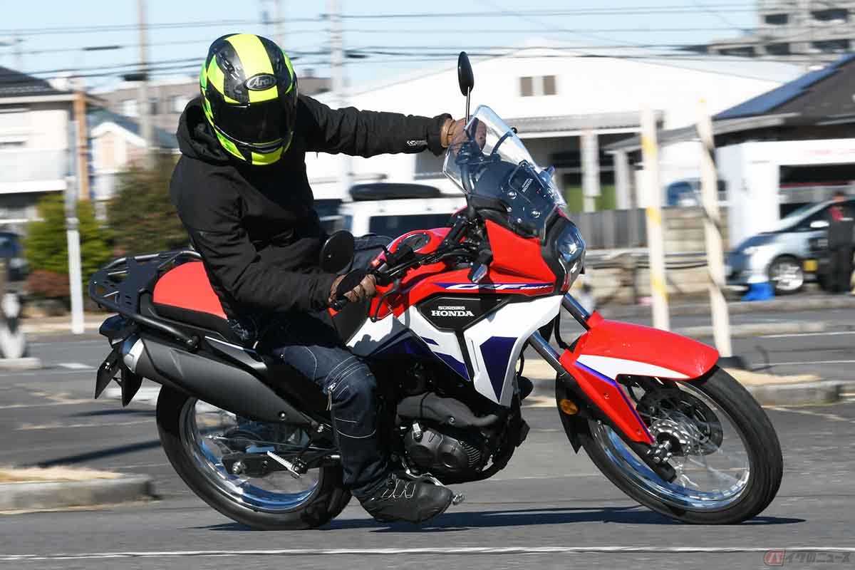 ホンダ「CRF190L」に乗る筆者（青木タカオ）