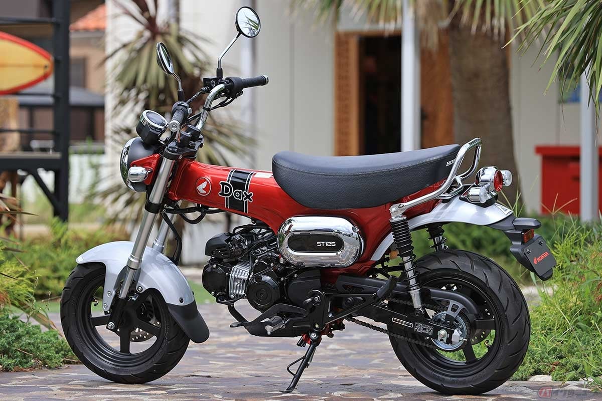 ホンダの原付2種レジャーバイク「ダックス125」の乗車定員は2名。前後に長いシート、グラブバー、タンデムステップを標準装備する