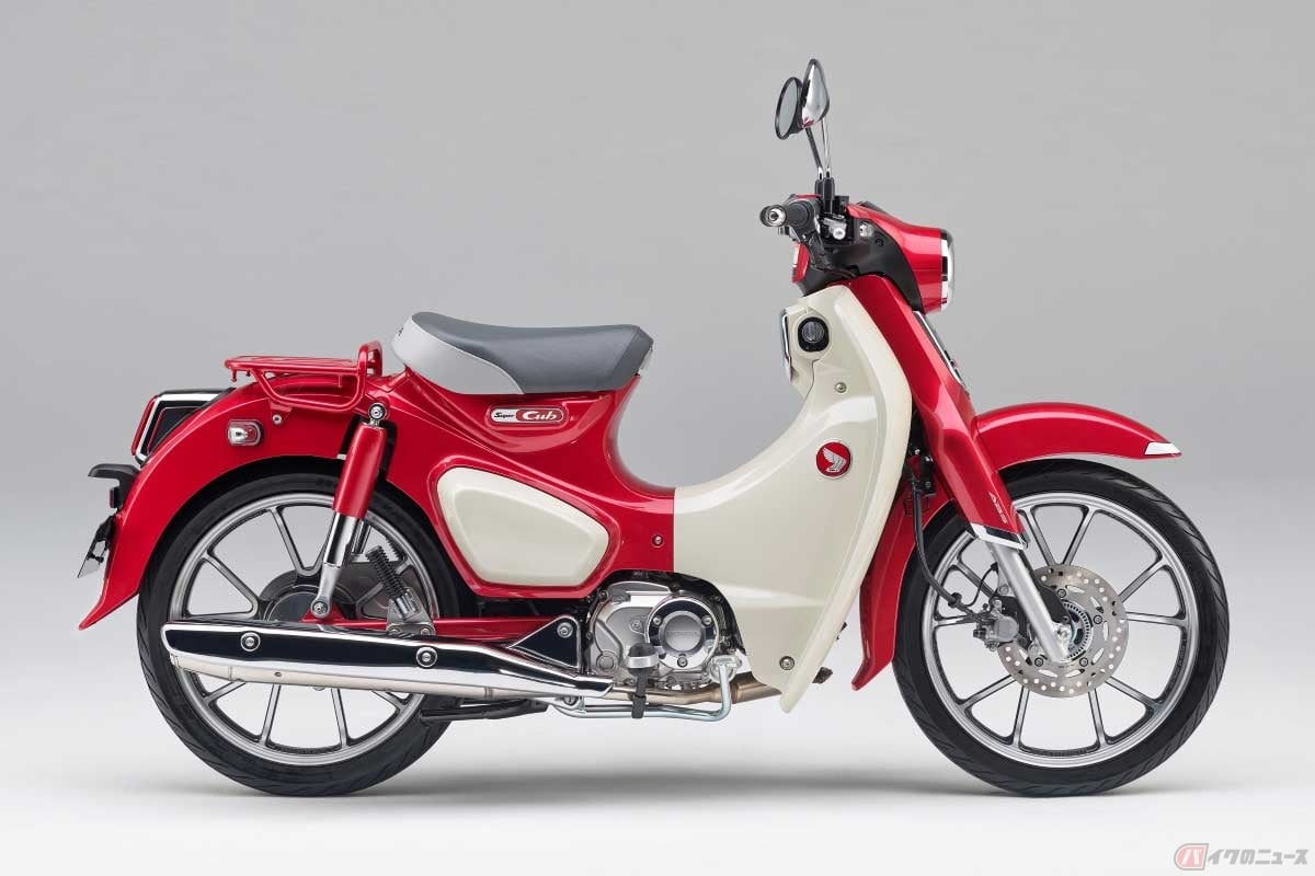 ホンダ「スーパーカブC125」の乗車定員は2名。実際に2人乗りする際は純正アクセサリーの「ピリオンシート」の装着がオススメ