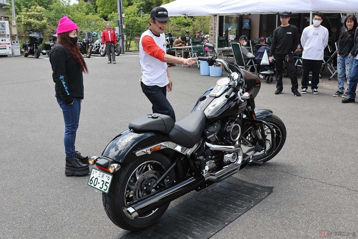 ハーレーを指1本で支える妙技!? イベントでは「MOTO-SKILLS」内藤氏によるハーレーの取り回し講座も。小柄な女性でも重いハーレーの引き起こしができるよう指南