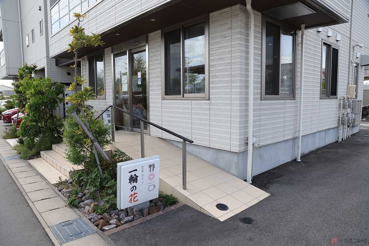 定食カフェ「一輪の花」は、朝8時からモーニングが提供される。ランチ、ディナーのメニューも豊富