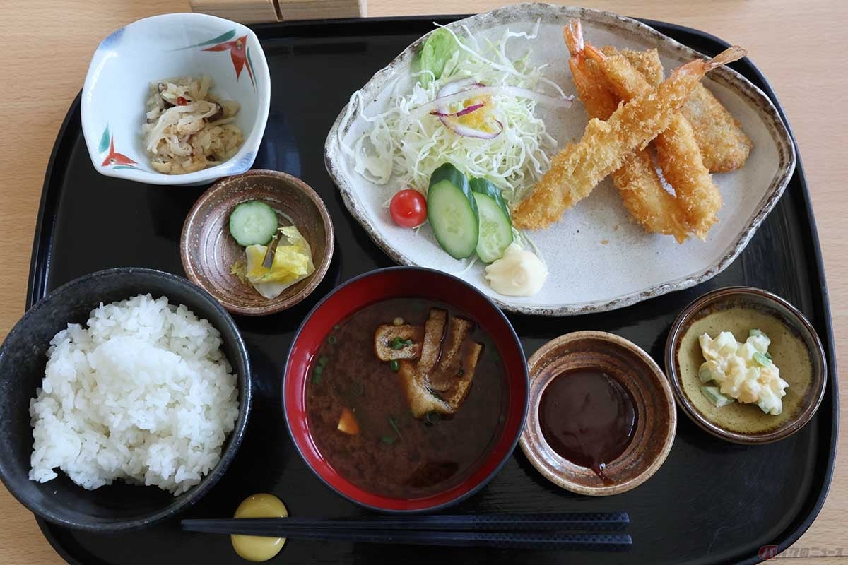 定食カフェ「一輪の花」でオーダーした「海老フライ・アジフライ定食」は、見た目に品があって美しく、赤だしのみそ汁や小鉢も美味しい